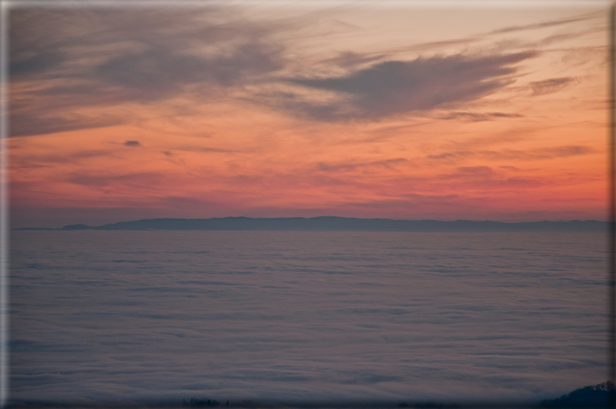 foto Colline nella nebbia al Tramonto